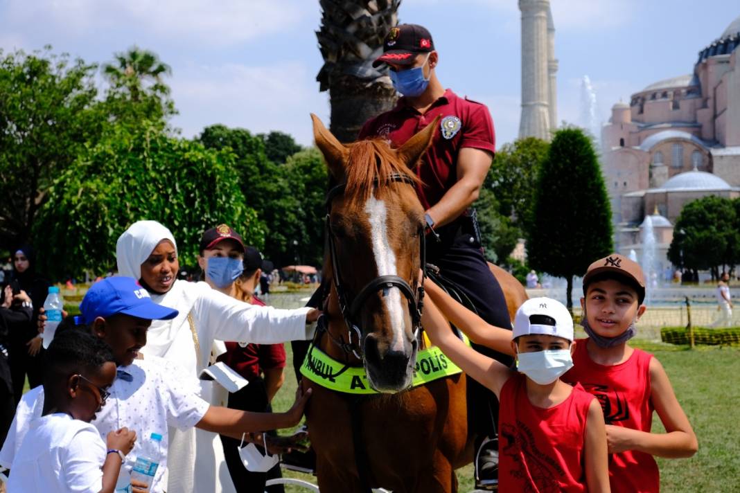 Ayasofya’da atlı polislerle bayram denetimi! İlgi odağı oldular 15
