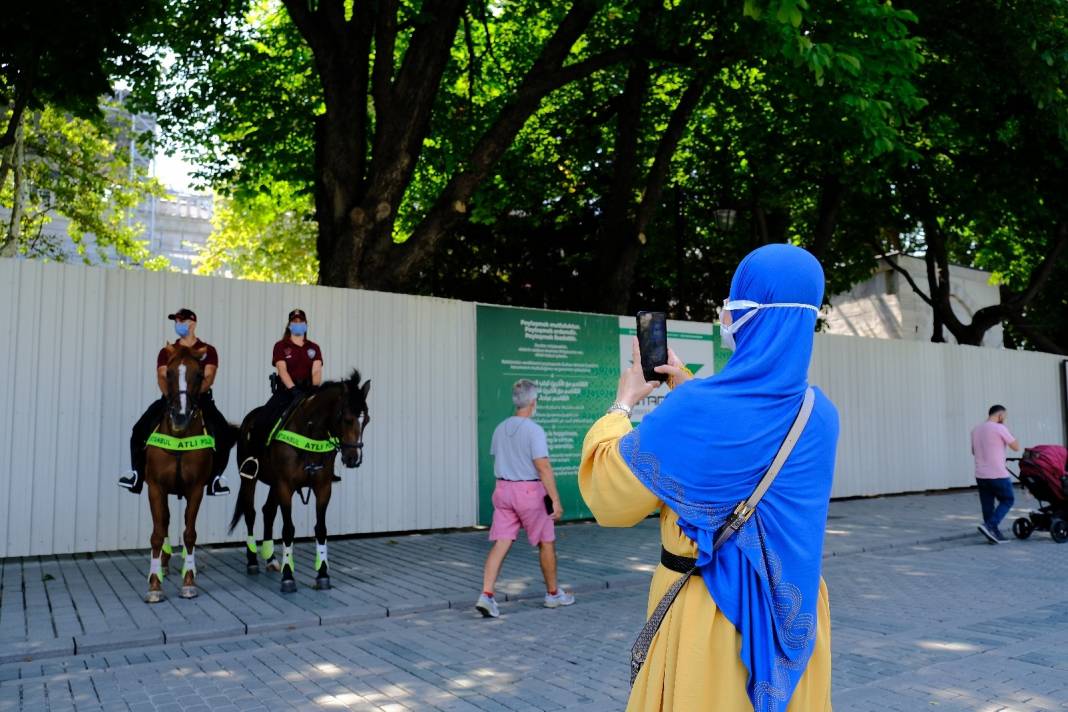 Ayasofya’da atlı polislerle bayram denetimi! İlgi odağı oldular 6