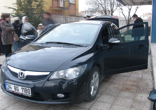 Hırsızlık zanlısı kadın son model araçla yakalandı