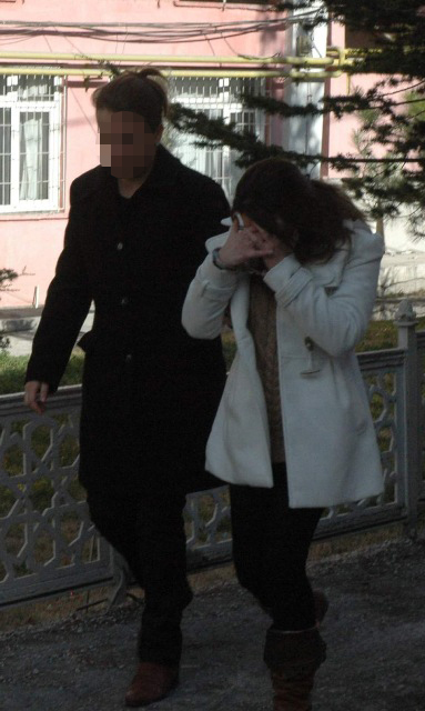 Hırsızlık zanlısı kadın son model araçla yakalandı