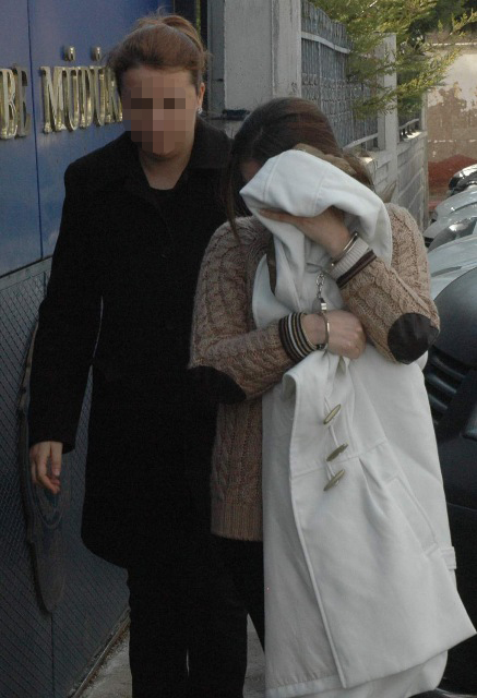 Hırsızlık zanlısı kadın son model araçla yakalandı
