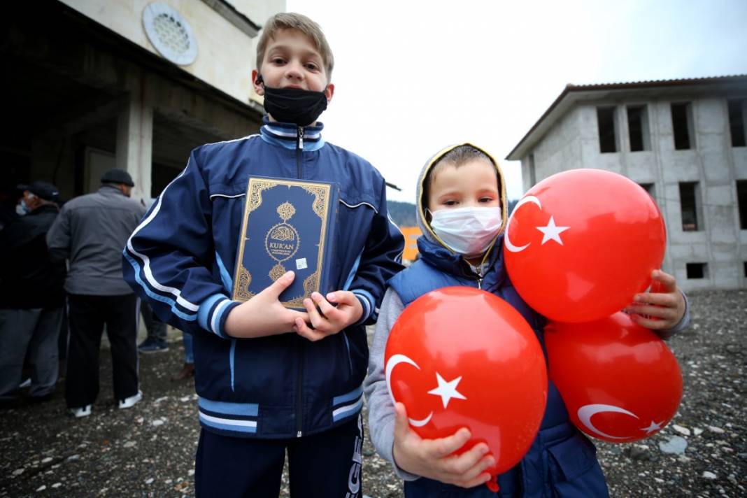 Türkiye Diyanet Vakfı 85 ülkede 1,5 milyon Kur’an-ı Kerim hediye etti! Kur'an bağışı nasıl yapılır? 16