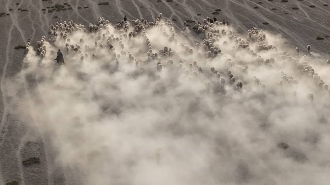 Konya'dan film sahnesi gibi görüntüler! Toz bulutunun içinden çıktılar 1