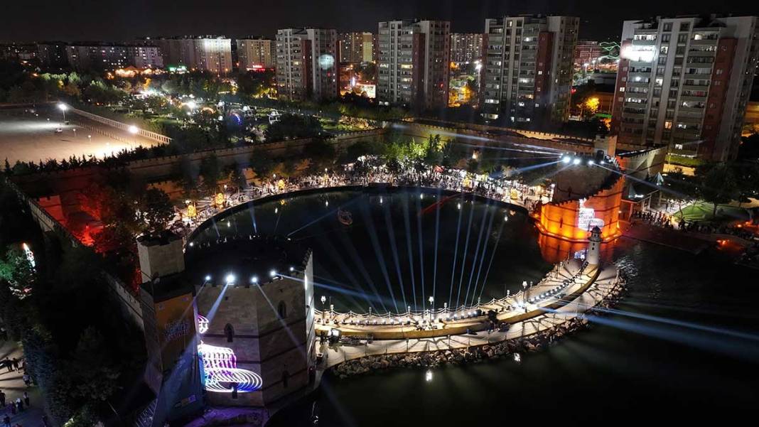 Konya'da festival coşkusu başladı! Geceyi drone ve video mapping gösterileri aydınlattı 11