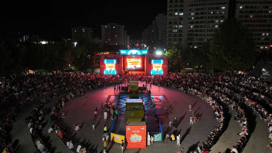 Konya'da festival coşkusu başladı! Geceyi drone ve video mapping gösterileri aydınlattı 16