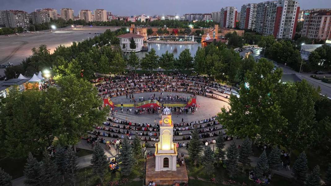 Konya'da festival coşkusu başladı! Geceyi drone ve video mapping gösterileri aydınlattı 4