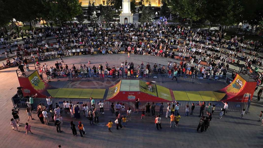 Konya'da festival coşkusu başladı! Geceyi drone ve video mapping gösterileri aydınlattı 9