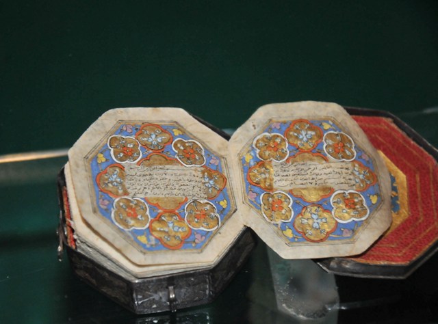 Mevlana Müzesindeki 2 santimlik Kuran-ı Kerim 2
