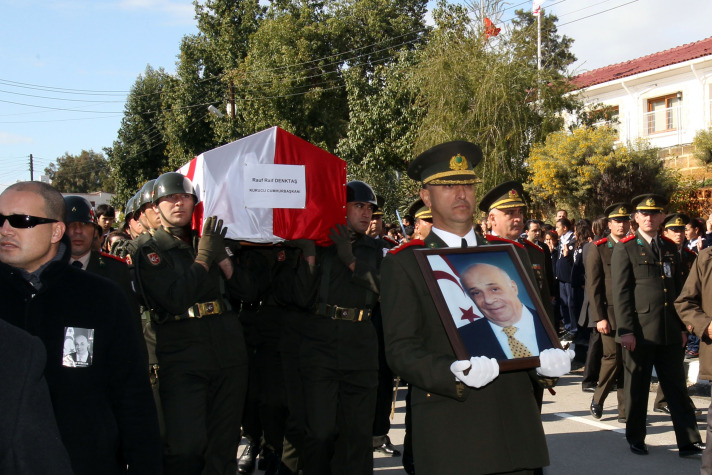 Denktaş son yolculuğuna uğurlandı 13