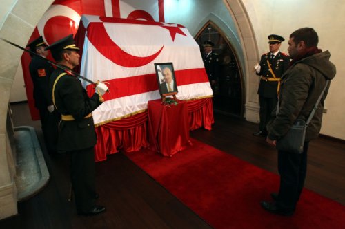 Denktaş son yolculuğuna uğurlandı 3