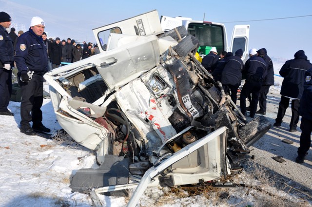Konyada feci kaza: 5 ölü 24