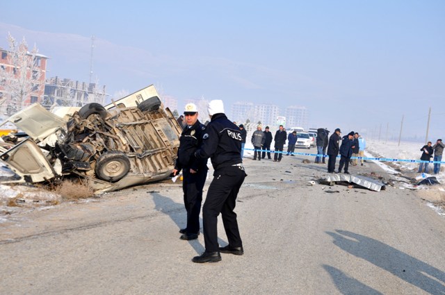 Konyada feci kaza: 5 ölü 25