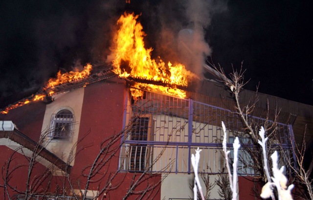 Yaşlı çift alevlerin ortasında kaldı