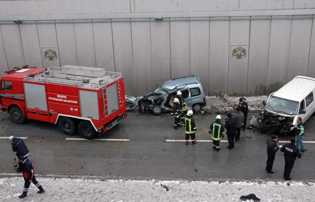 Konyada trafik kazası: 2 ölü, 5 yaralı 1