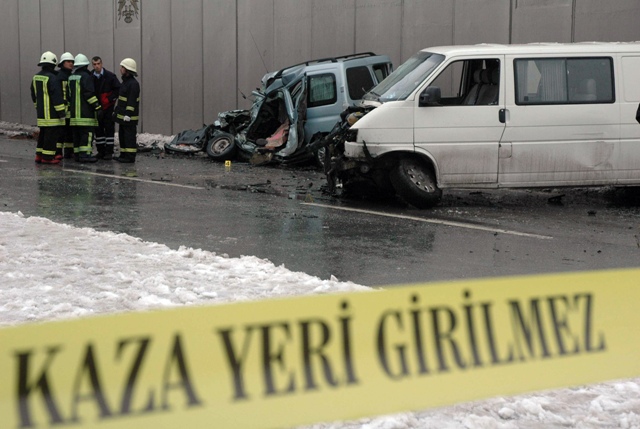 Konyada trafik kazası: 2 ölü, 5 yaralı 4