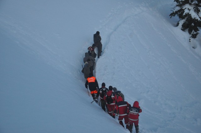Çığın altından yaşama uzanan azim dolu mücadele 1