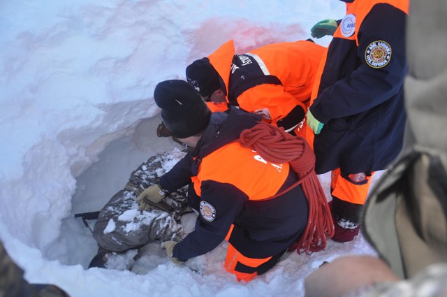 Çığın altından yaşama uzanan azim dolu mücadele 10