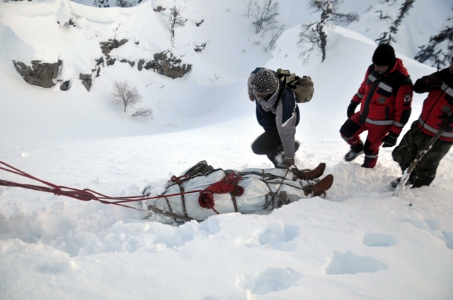 Çığın altından yaşama uzanan azim dolu mücadele 4
