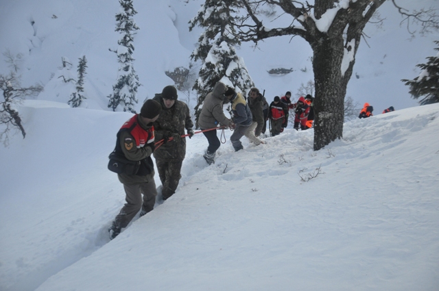 Çığın altından yaşama uzanan azim dolu mücadele 7