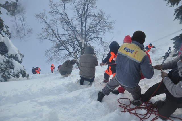 Çığın altından yaşama uzanan azim dolu mücadele 8