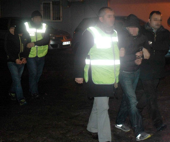 Altınları tarlaya sakladılar ama yakalandılar 4