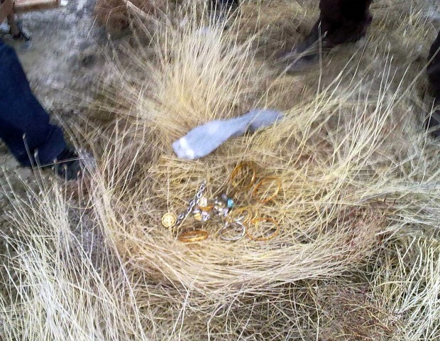 Altınları tarlaya sakladılar ama yakalandılar 5