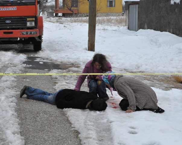 Öldürüp evinin önüne attılar 10