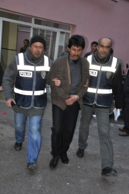 Öldürüp evinin önüne attılar 3