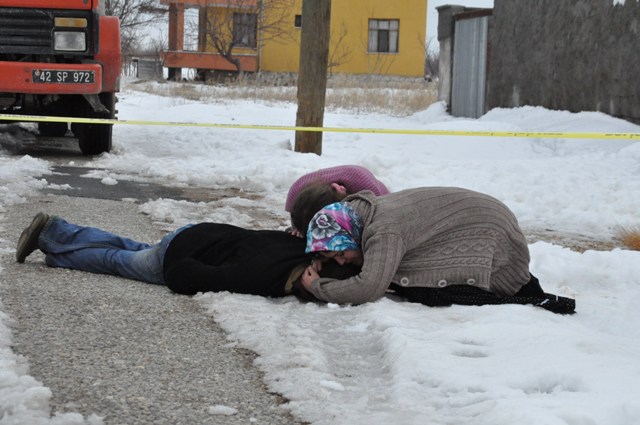 Öldürüp evinin önüne attılar 4