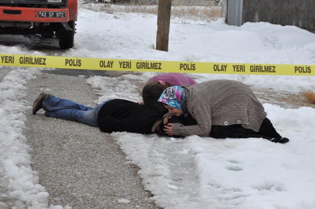 Öldürüp evinin önüne attılar 5