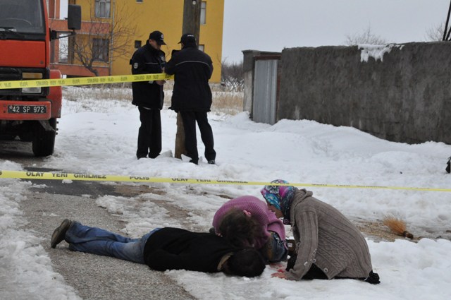 Öldürüp evinin önüne attılar 6