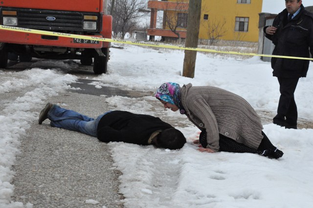 Öldürüp evinin önüne attılar 9