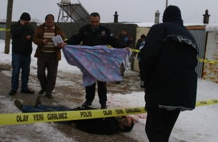 Öldürüp evinin önüne attılar