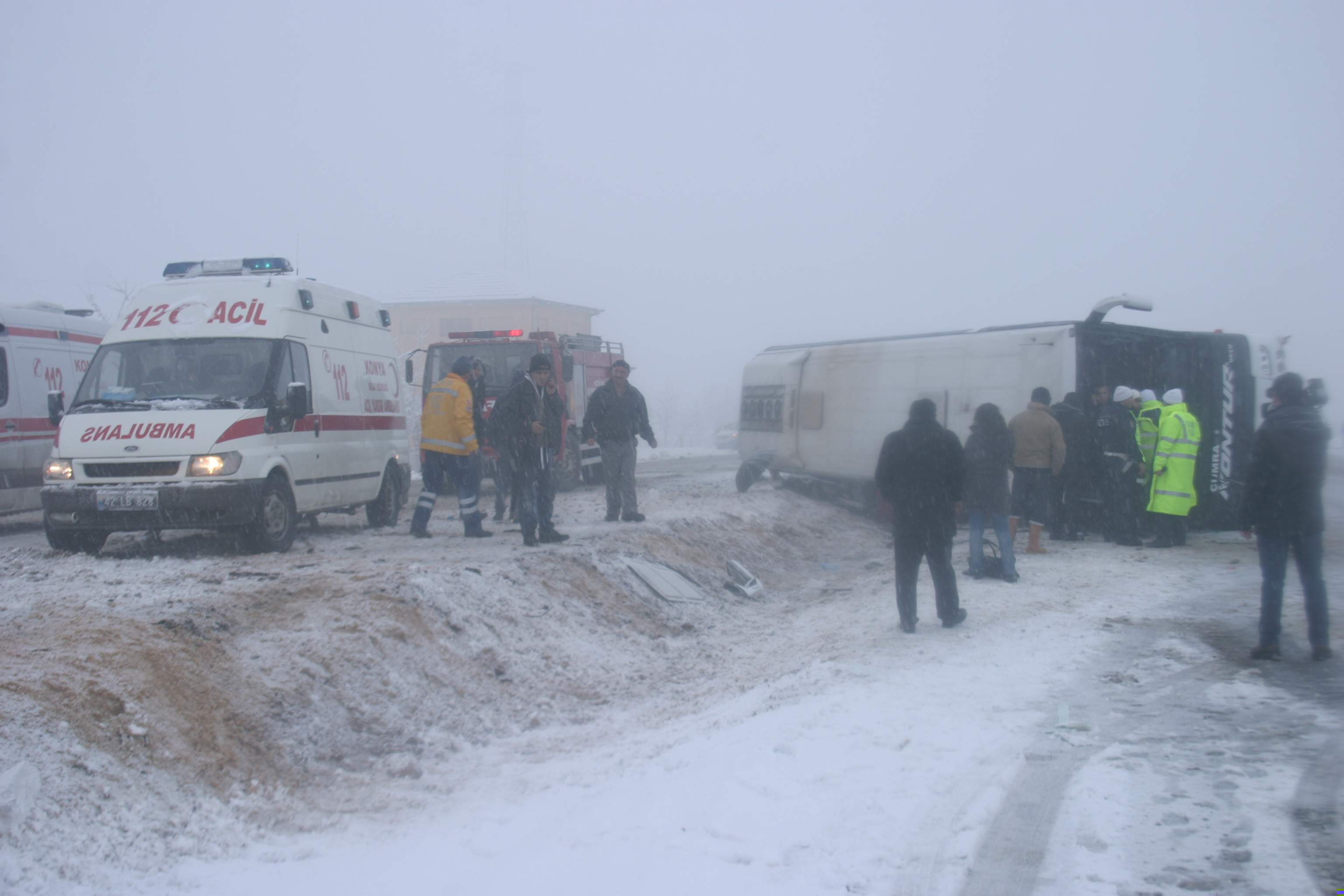 Otobüs devrildi: 1 ölü, 23 yaralı 1