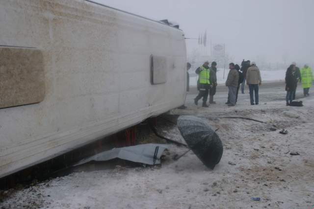 Otobüs devrildi: 1 ölü, 23 yaralı 11