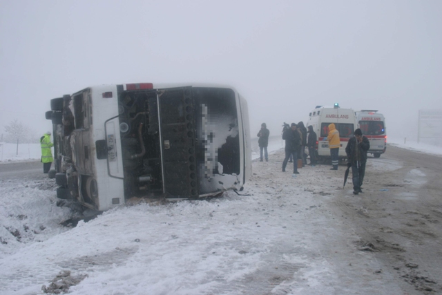 Otobüs devrildi: 1 ölü, 23 yaralı 2