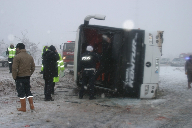 Otobüs devrildi: 1 ölü, 23 yaralı 3