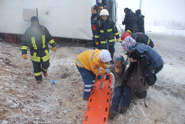 Otobüs devrildi: 1 ölü, 23 yaralı 7