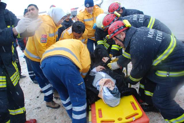 Otobüs devrildi: 1 ölü, 23 yaralı 8