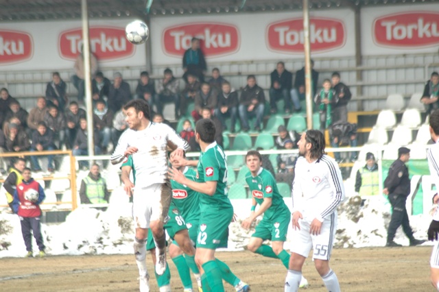 9 kişiyle 1 puan 10