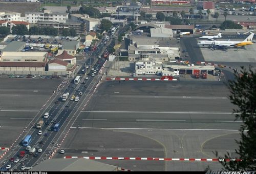 İçinden otoyol geçen havaalanı 3