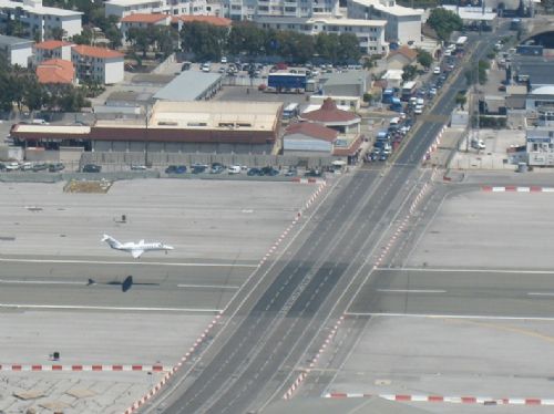 İçinden otoyol geçen havaalanı 4