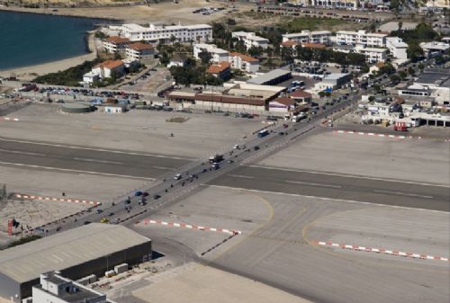 İçinden otoyol geçen havaalanı 5
