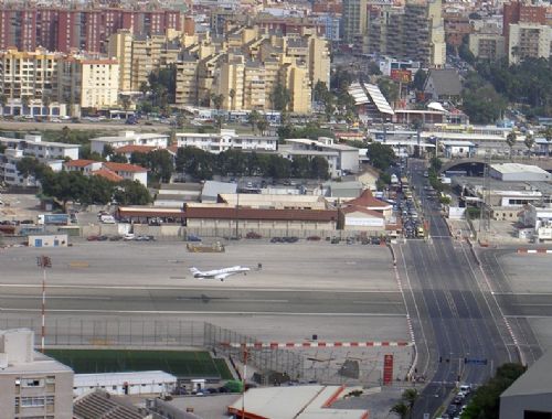 İçinden otoyol geçen havaalanı 6