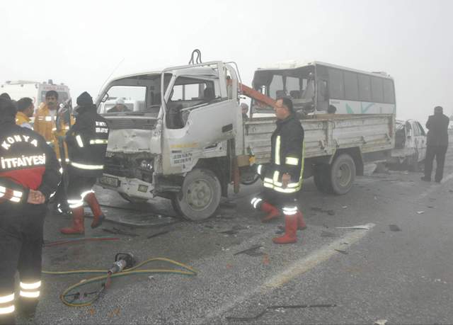 Konyada 26 araç birbirine girdi: 22 yaralı 1