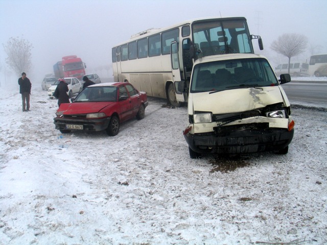Konyada 26 araç birbirine girdi: 22 yaralı 13