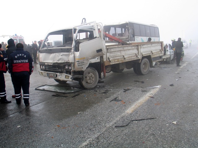 Konyada 26 araç birbirine girdi: 22 yaralı 14
