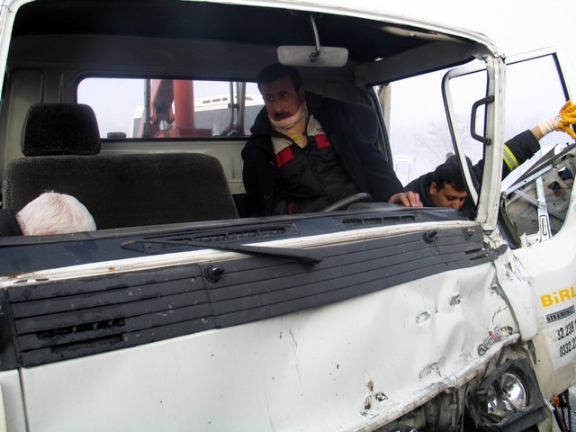 Konyada 26 araç birbirine girdi: 22 yaralı 16