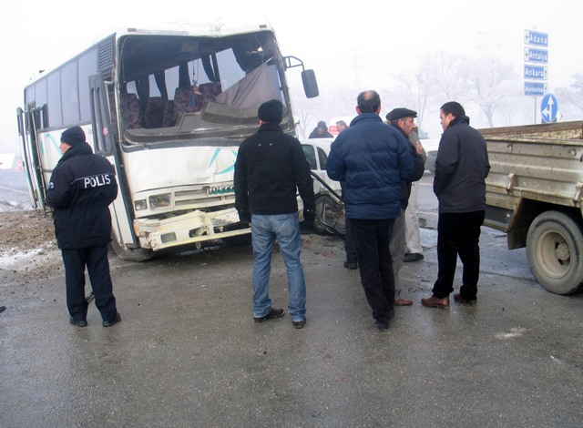 Konyada 26 araç birbirine girdi: 22 yaralı 8