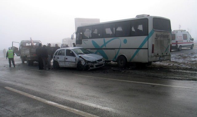 Konyada 26 araç birbirine girdi: 22 yaralı 9